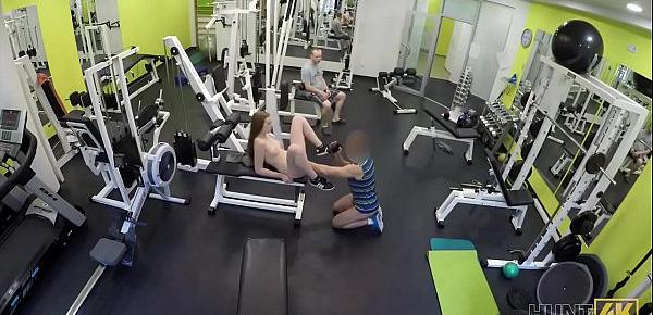 HUNT4K. Naiver Fitness-Hase hat Sex mit reichen Männern anstatt zu trainieren